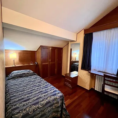 Hotel & 4*
