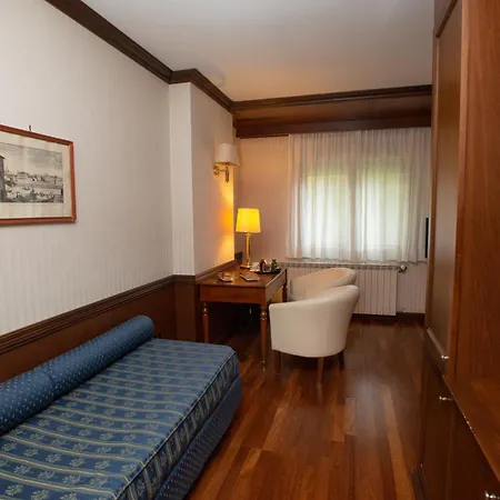 Hotel & 4*