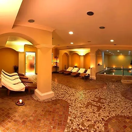 Premium & Floating, Adults-only 14 4* Pescasseroli