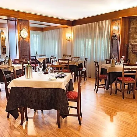 מלון Hotel Corona 4*