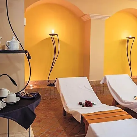 Hotel Corona מלון 4*