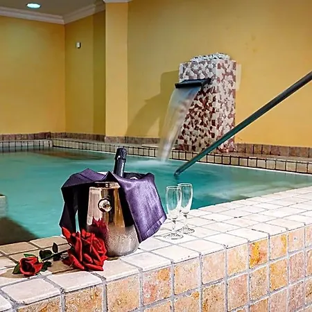 מלון Hotel Corona 4*