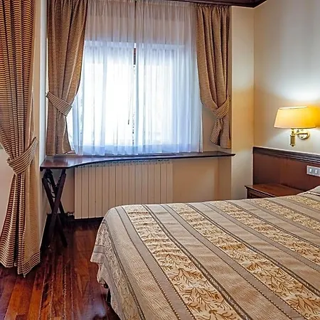 מלון Hotel Corona 4*