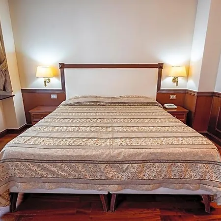 Hotel Corona פסקאסרולי