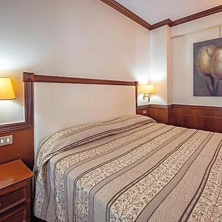 Hotel Corona מלון