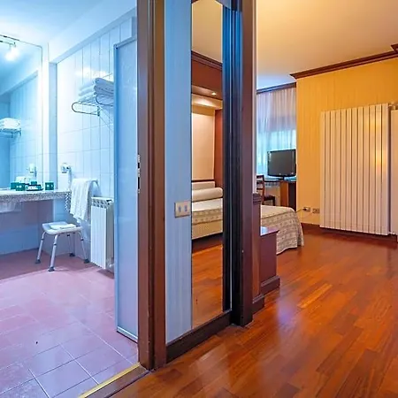 מלון Hotel Corona 4*